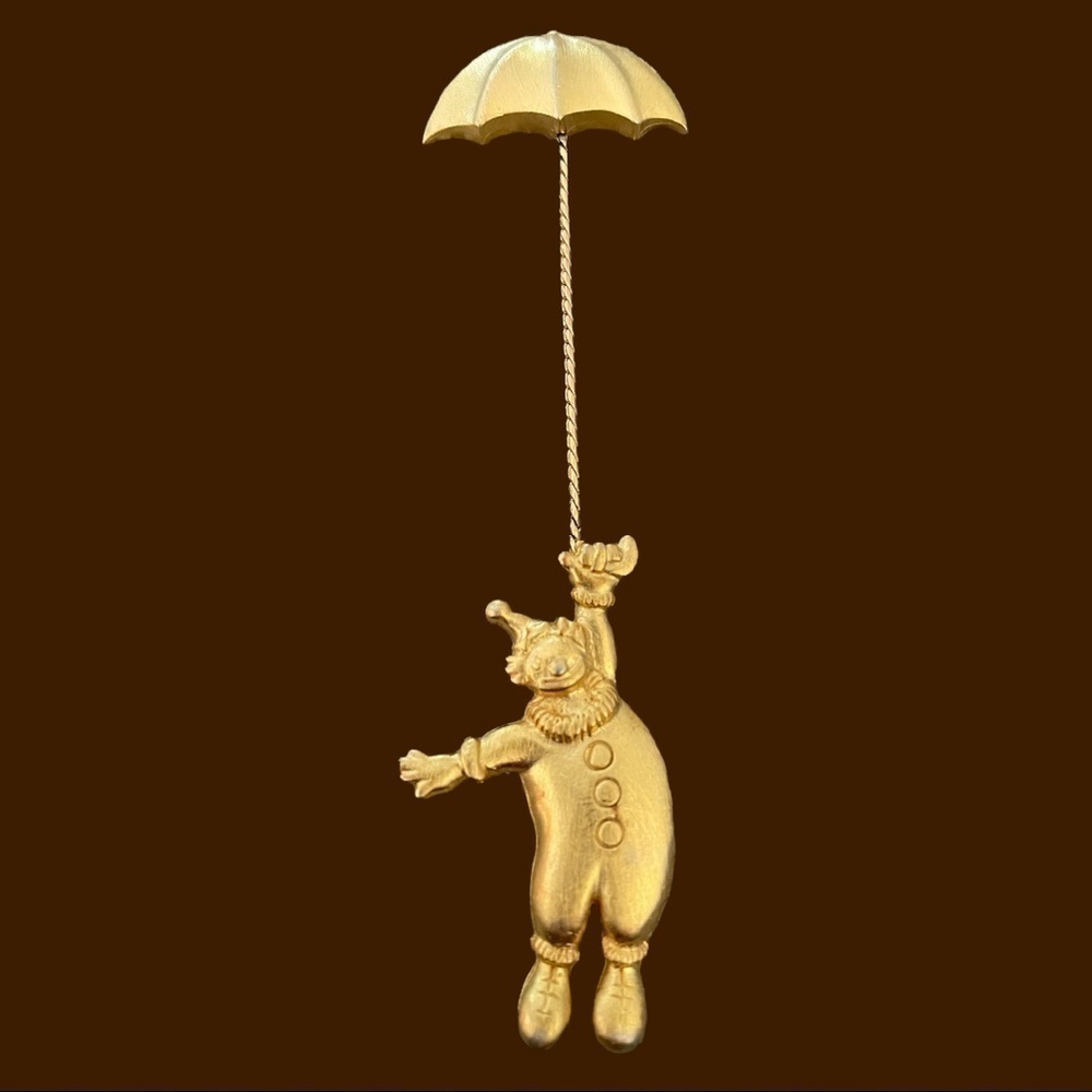 𝅺jj tack pin, vintage, little clown dangling from an umbrella, gold tone
